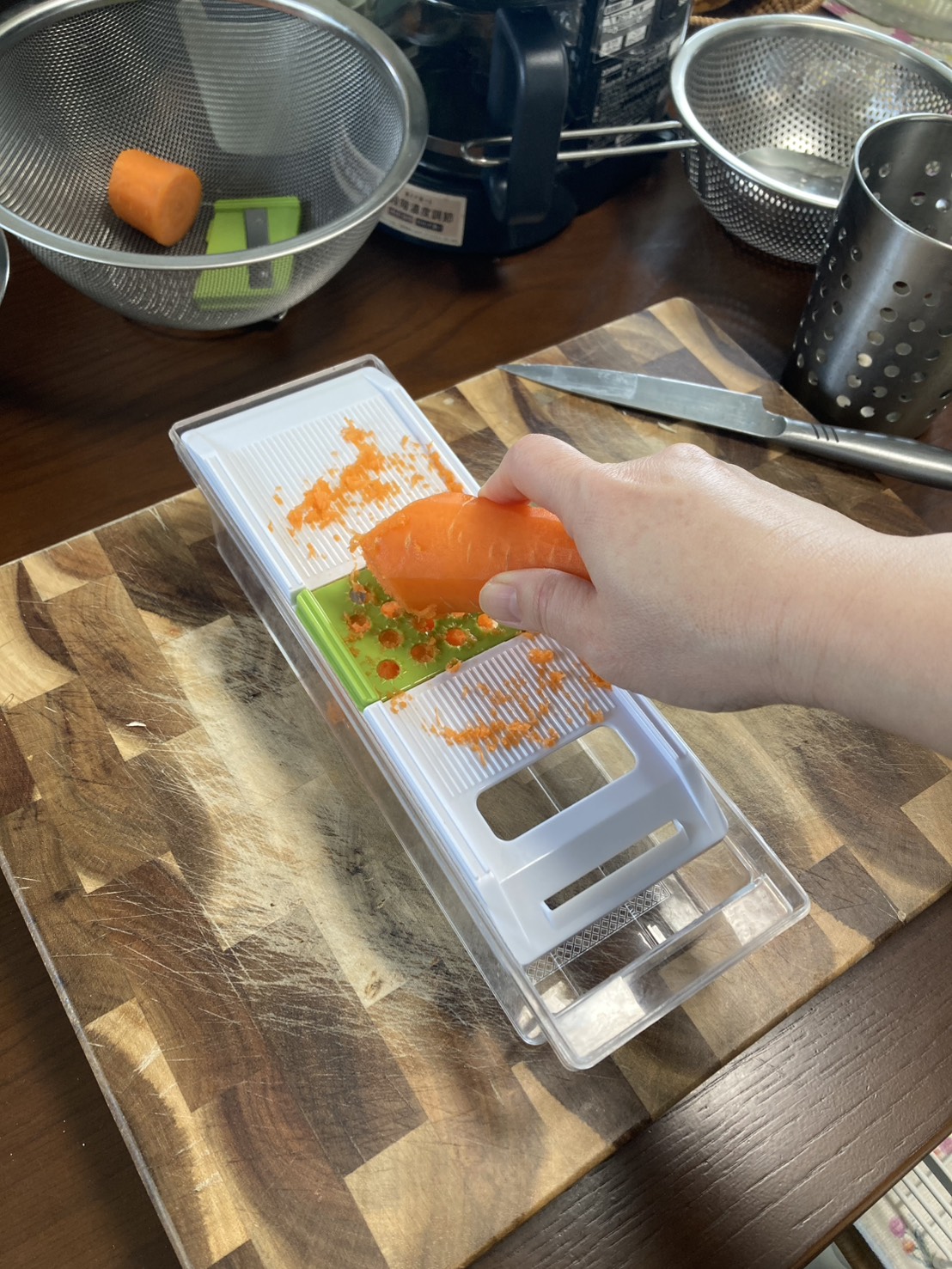 Let's make a carrot cake.